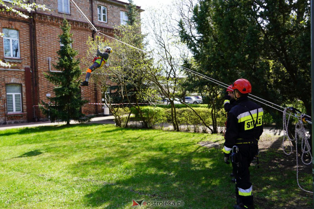 Ewakuacja poszkodowanego z dachu budynku - ćwiczenia Stora Enso z Państwową Strażą Pożarną [27.04.2022] - zdjęcie #28 - eOstroleka.pl