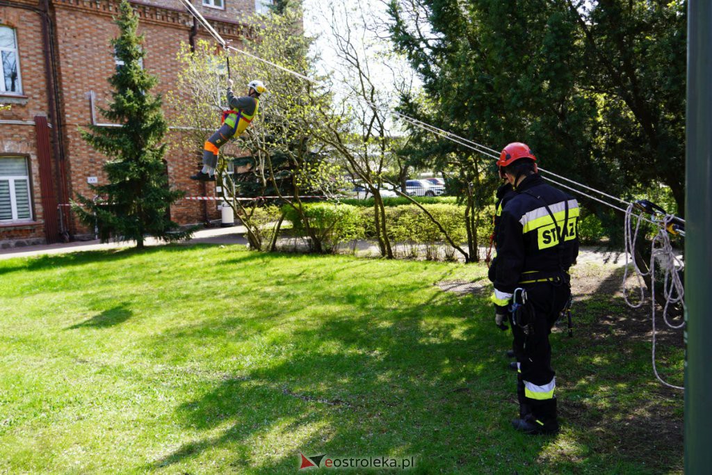 Ewakuacja poszkodowanego z dachu budynku - ćwiczenia Stora Enso z Państwową Strażą Pożarną [27.04.2022] - zdjęcie #29 - eOstroleka.pl