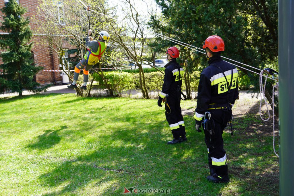 Ewakuacja poszkodowanego z dachu budynku - ćwiczenia Stora Enso z Państwową Strażą Pożarną [27.04.2022] - zdjęcie #30 - eOstroleka.pl