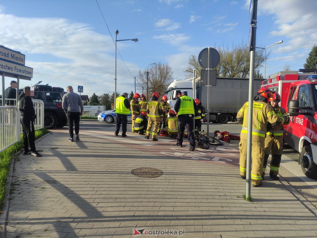 Wypadek na ul. Mostowej [27.04.2022] - zdjęcie #2 - eOstroleka.pl