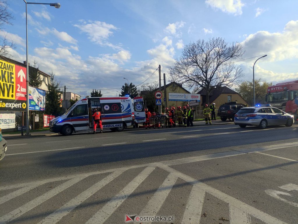 Wypadek na ul. Mostowej [27.04.2022] - zdjęcie #2 - eOstroleka.pl