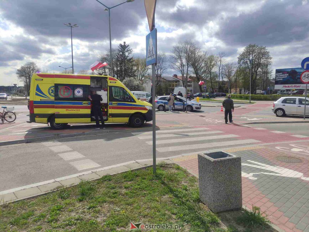 Wypadek na rondzie im. Zofii Niedziałkowskiej [28.04.2022] - zdjęcie #1 - eOstroleka.pl