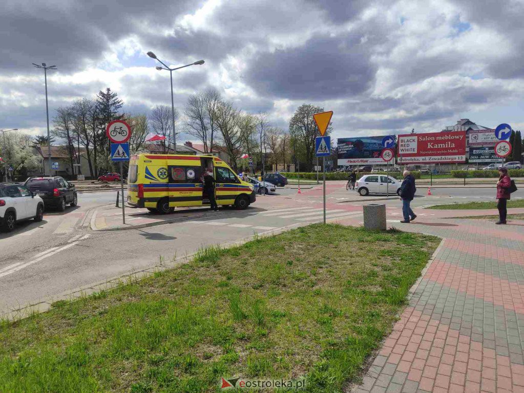 Wypadek na rondzie im. Zofii Niedziałkowskiej [28.04.2022] - zdjęcie #3 - eOstroleka.pl