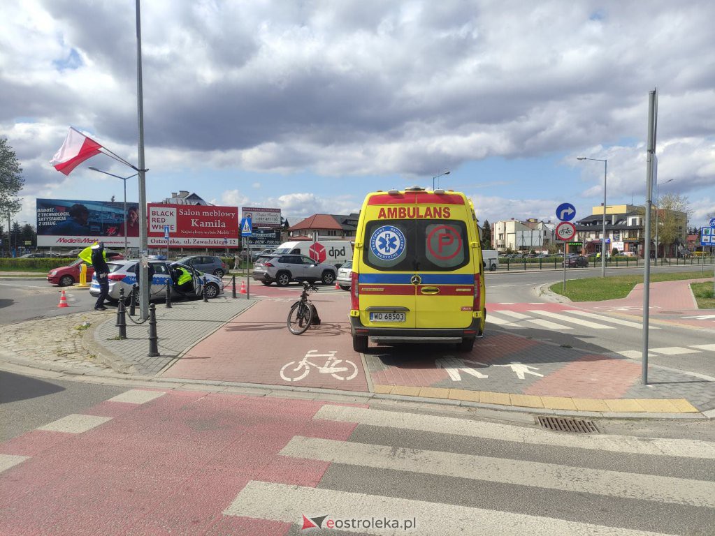 Wypadek na rondzie im. Zofii Niedziałkowskiej [28.04.2022] - zdjęcie #2 - eOstroleka.pl