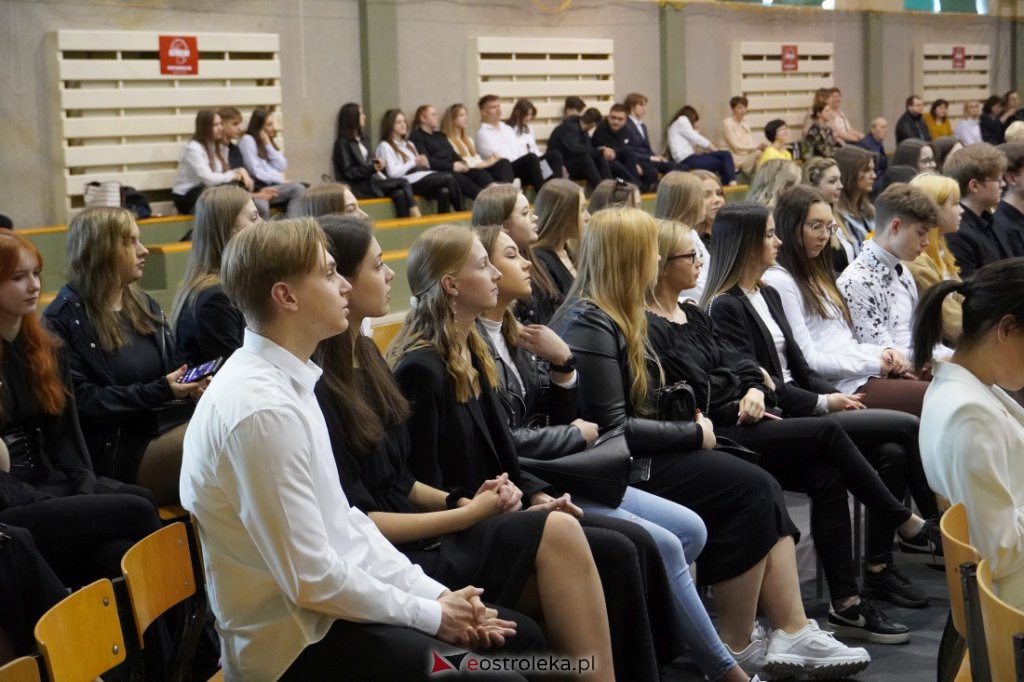 Zakończenie roku szkolnego maturzystów z III LO 2021/2022 [28.04.2022] - zdjęcie #6 - eOstroleka.pl