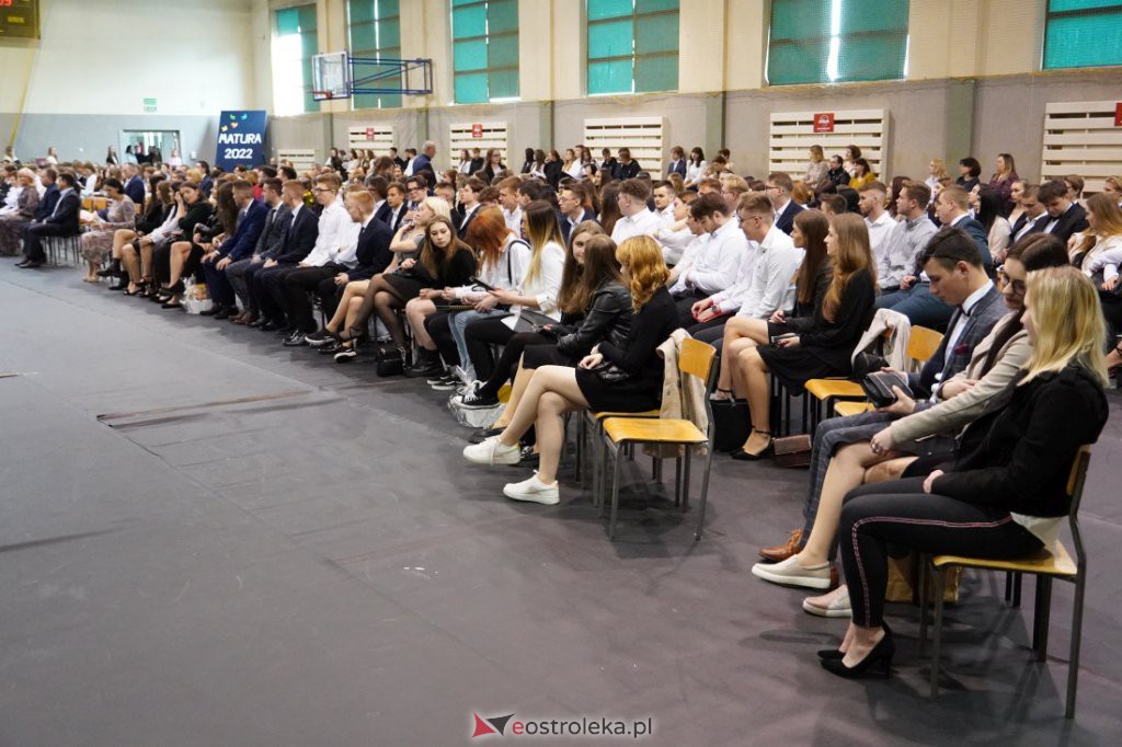 Zakończenie roku szkolnego maturzystów z III LO 2021/2022 [28.04.2022] - zdjęcie #8 - eOstroleka.pl