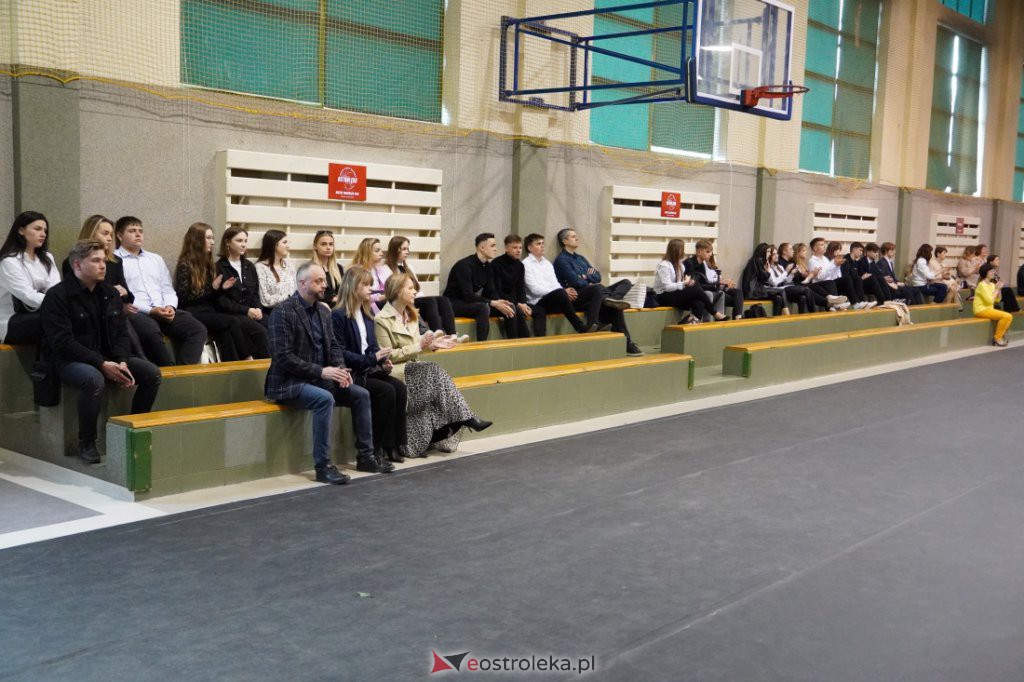 Zakończenie roku szkolnego maturzystów z III LO 2021/2022 [28.04.2022] - zdjęcie #13 - eOstroleka.pl