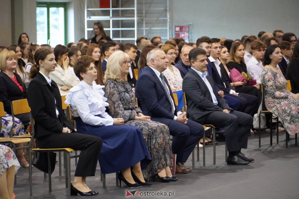 Zakończenie roku szkolnego maturzystów z III LO 2021/2022 [28.04.2022] - zdjęcie #18 - eOstroleka.pl
