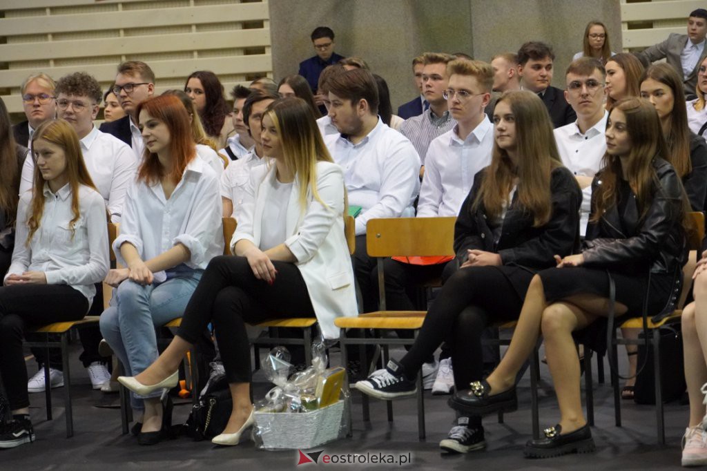 Zakończenie roku szkolnego maturzystów z III LO 2021/2022 [28.04.2022] - zdjęcie #29 - eOstroleka.pl
