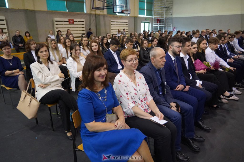 Zakończenie roku szkolnego maturzystów z III LO 2021/2022 [28.04.2022] - zdjęcie #38 - eOstroleka.pl