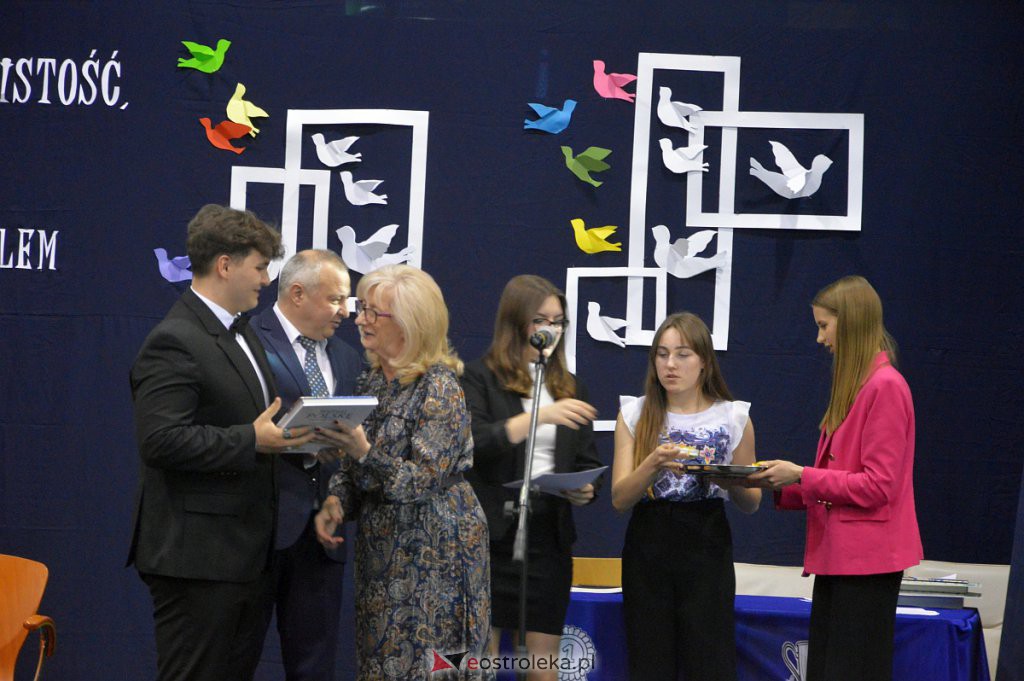 Zakończenie roku szkolnego maturzystów z III LO 2021/2022 [28.04.2022] - zdjęcie #16 - eOstroleka.pl