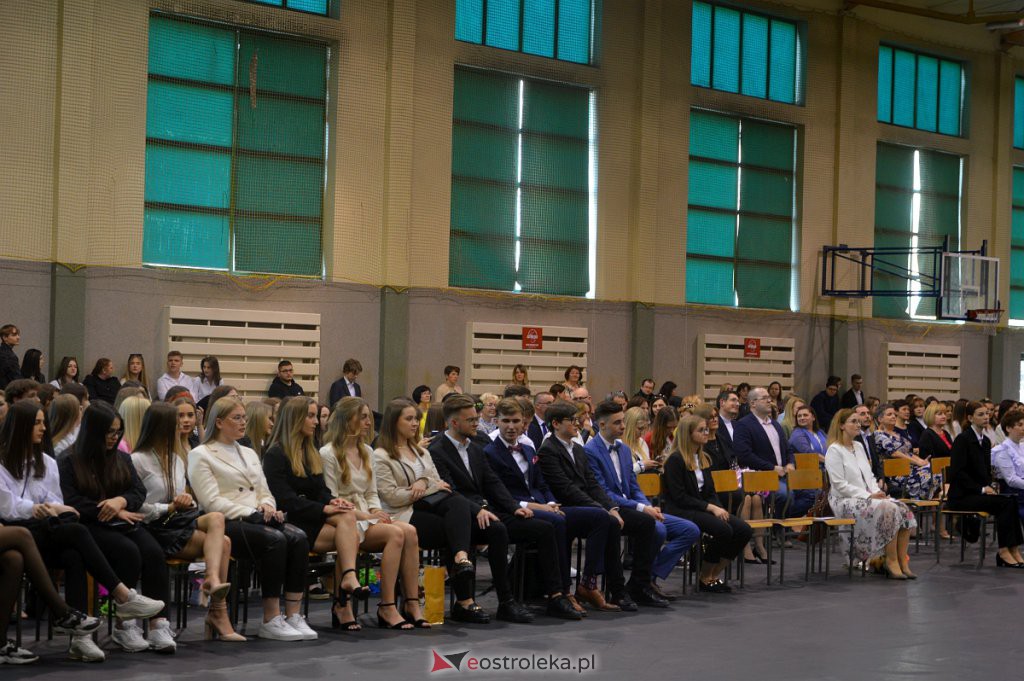 Zakończenie roku szkolnego maturzystów z III LO 2021/2022 [28.04.2022] - zdjęcie #2 - eOstroleka.pl