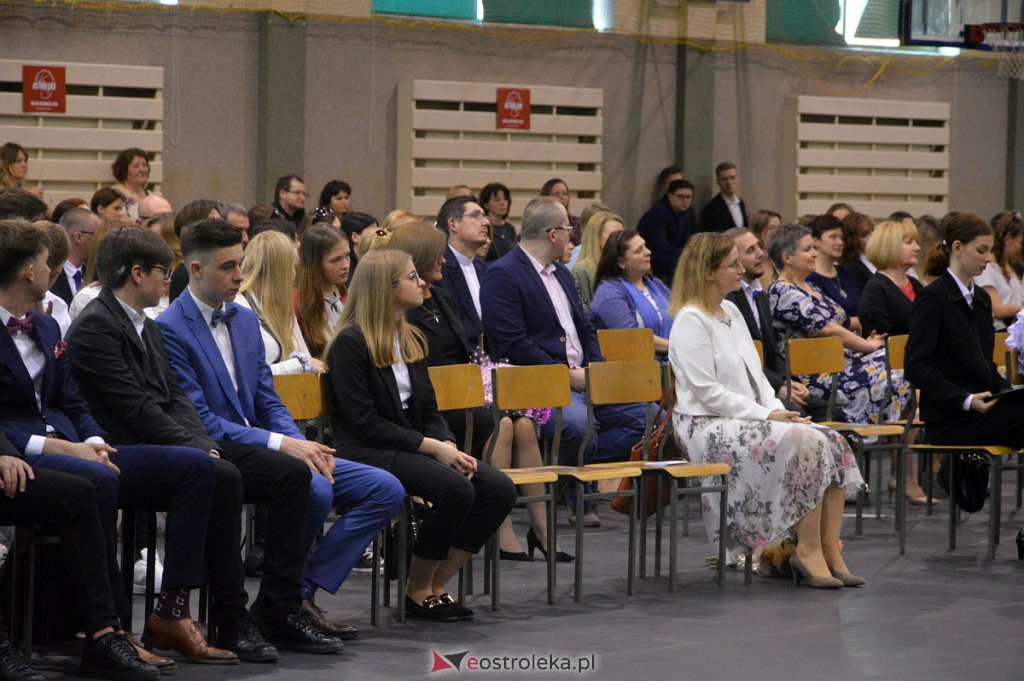 Zakończenie roku szkolnego maturzystów z III LO 2021/2022 [28.04.2022] - zdjęcie #81 - eOstroleka.pl
