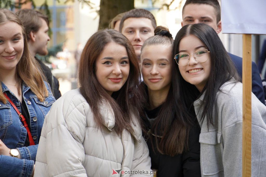 Zakończenie roku szkolnego maturzystów I LO [29.04.2022] - zdjęcie #7 - eOstroleka.pl