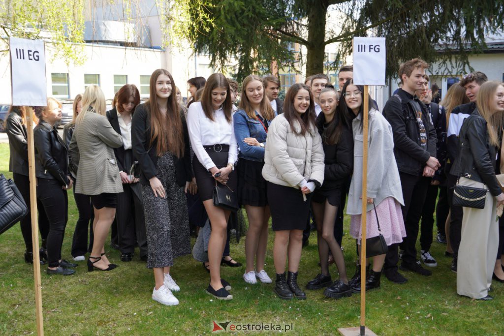 Zakończenie roku szkolnego maturzystów I LO [29.04.2022] - zdjęcie #8 - eOstroleka.pl
