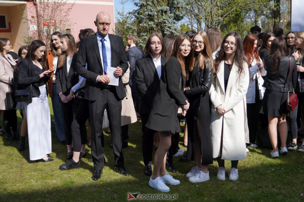 Zakończenie roku szkolnego maturzystów I LO [29.04.2022] - zdjęcie #13 - eOstroleka.pl