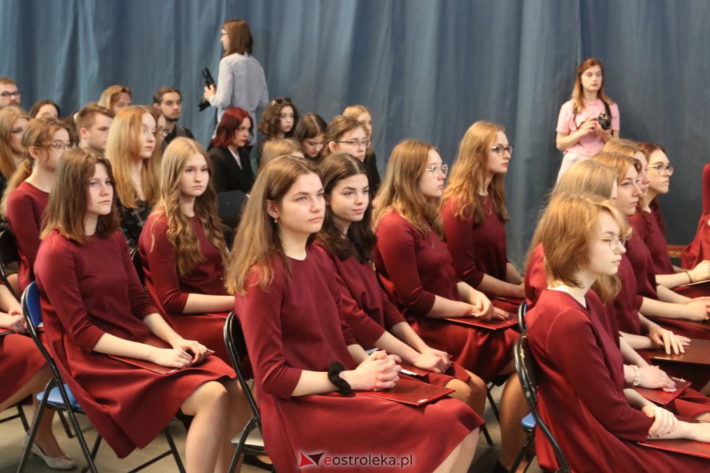 Zakończenie roku szkolnego klas maturalnych w II LO [29.04.2022] - zdjęcie #8 - eOstroleka.pl