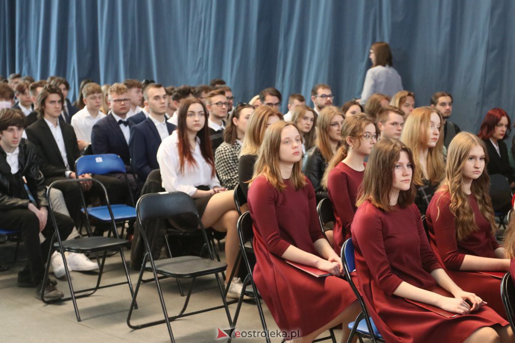 Zakończenie roku szkolnego klas maturalnych w II LO [29.04.2022] - zdjęcie #9 - eOstroleka.pl
