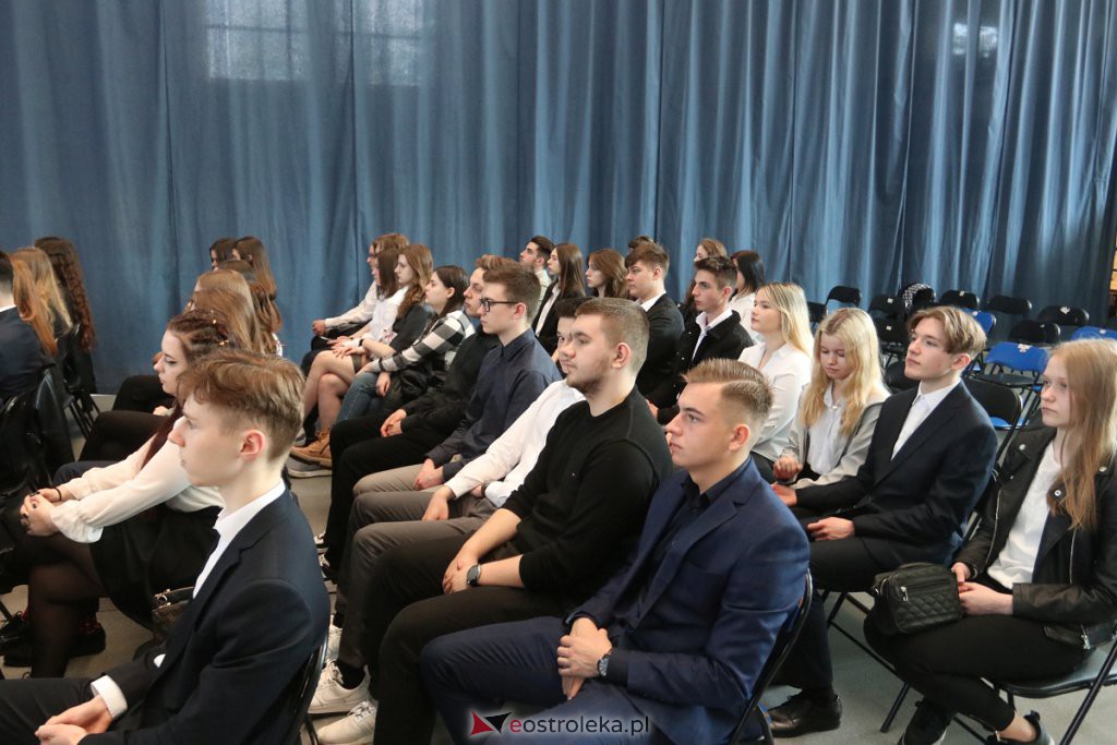 Zakończenie roku szkolnego klas maturalnych w II LO [29.04.2022] - zdjęcie #15 - eOstroleka.pl
