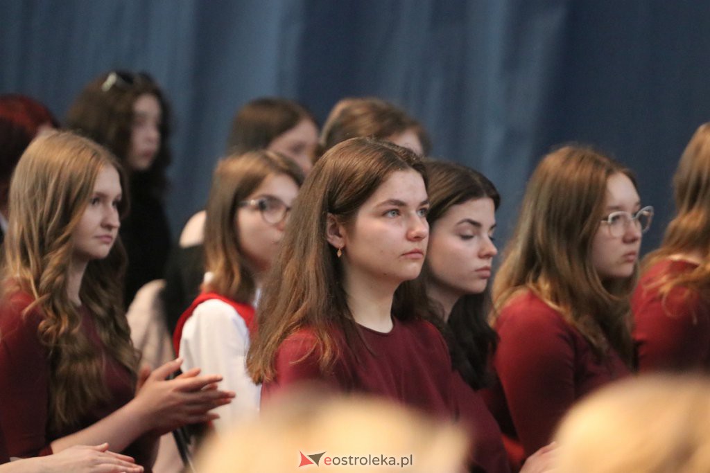 Zakończenie roku szkolnego klas maturalnych w II LO [29.04.2022] - zdjęcie #20 - eOstroleka.pl