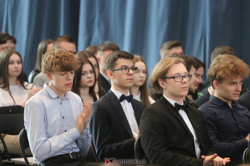 Zakończenie roku szkolnego klas maturalnych w II LO [29.04.2022] - zdjęcie #25 - eOstroleka.pl