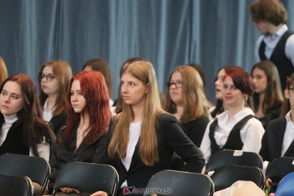 Zakończenie roku szkolnego klas maturalnych w II LO [29.04.2022] - zdjęcie #37 - eOstroleka.pl