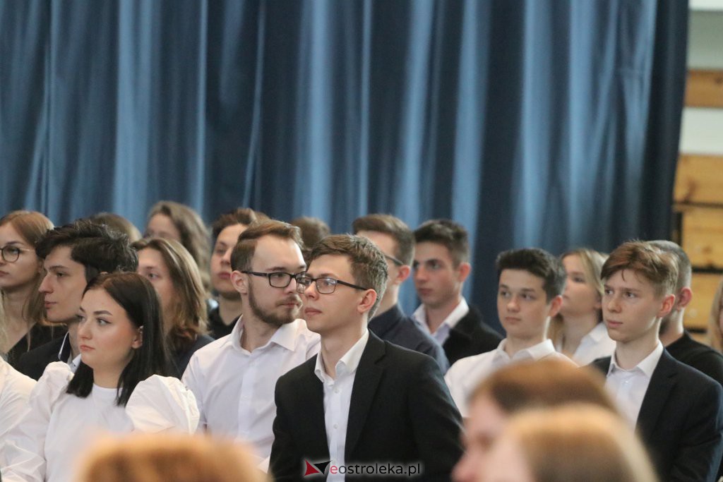 Zakończenie roku szkolnego klas maturalnych w II LO [29.04.2022] - zdjęcie #38 - eOstroleka.pl