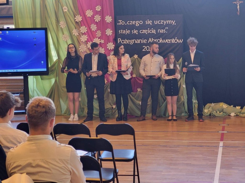 Zakończenie roku szkolnego klas maturalnych w ZSP w Kadzidle [29.04.2022] - zdjęcie #21 - eOstroleka.pl