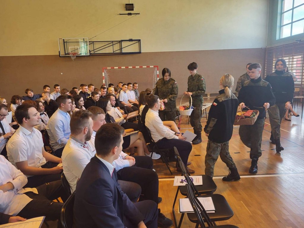 Zakończenie roku szkolnego klas maturalnych w ZSP w Kadzidle [29.04.2022] - zdjęcie #19 - eOstroleka.pl
