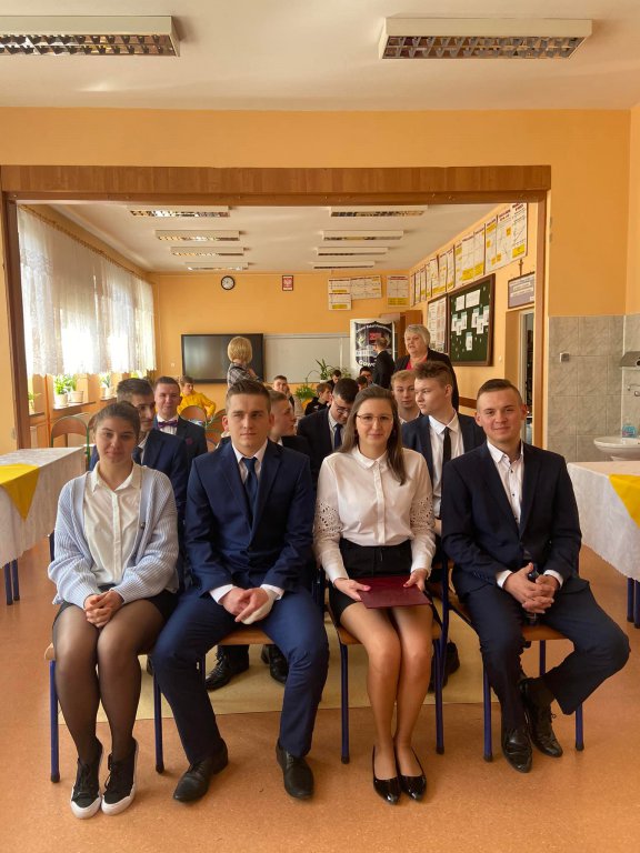 Zakończenie roku szkolnego klas maturalnych  w ZSP w Goworowie [29.04.2022] - zdjęcie #5 - eOstroleka.pl