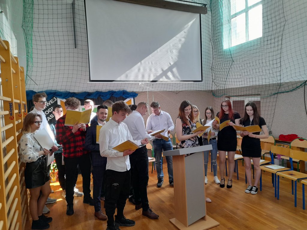 Zakończenie roku szkolnego klas maturalnych w ZSP w Baranowie [29.04.2022] - zdjęcie #15 - eOstroleka.pl