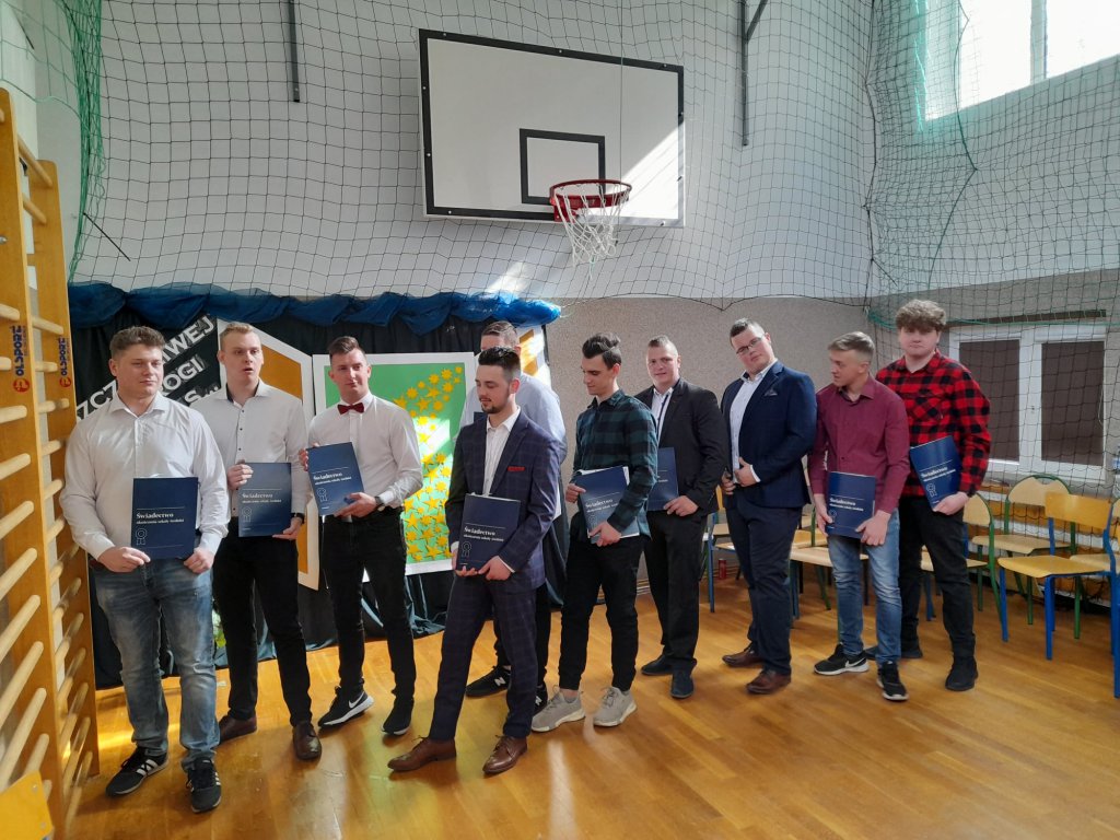 Zakończenie roku szkolnego klas maturalnych w ZSP w Baranowie [29.04.2022] - zdjęcie #16 - eOstroleka.pl