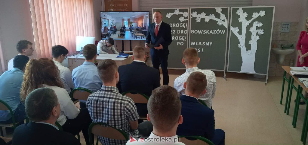 Zakończenie roku szkolnego klas maturalnych w ZSP w Troszynie [29.04.2022] - zdjęcie #10 - eOstroleka.pl
