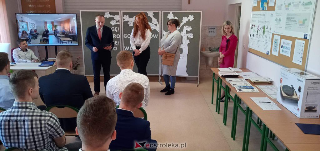 Zakończenie roku szkolnego klas maturalnych w ZSP w Troszynie [29.04.2022] - zdjęcie #8 - eOstroleka.pl
