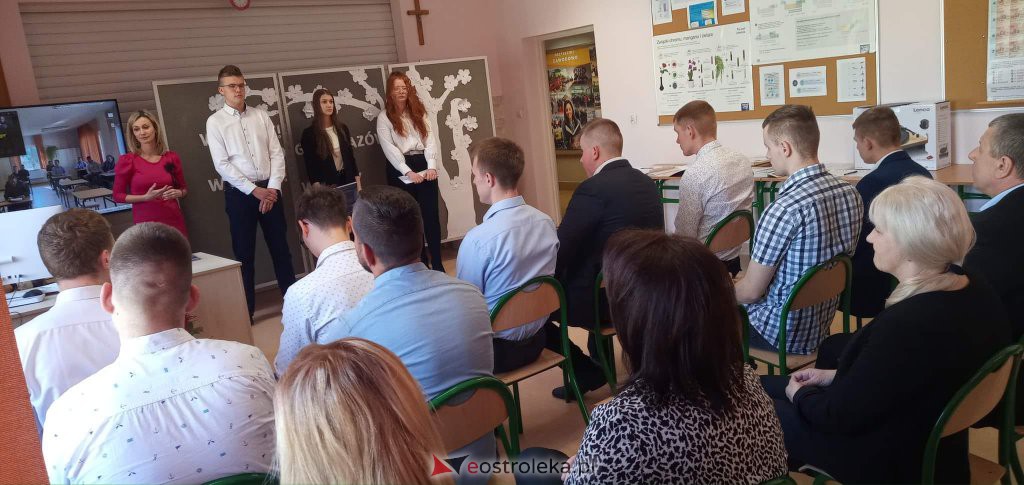 Zakończenie roku szkolnego klas maturalnych w ZSP w Troszynie [29.04.2022] - zdjęcie #9 - eOstroleka.pl