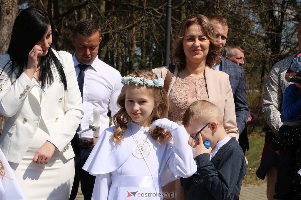 I Komunia Święta w parafii pw. Zbawiciela Świata [01.05.2022] - zdjęcie #52 - eOstroleka.pl