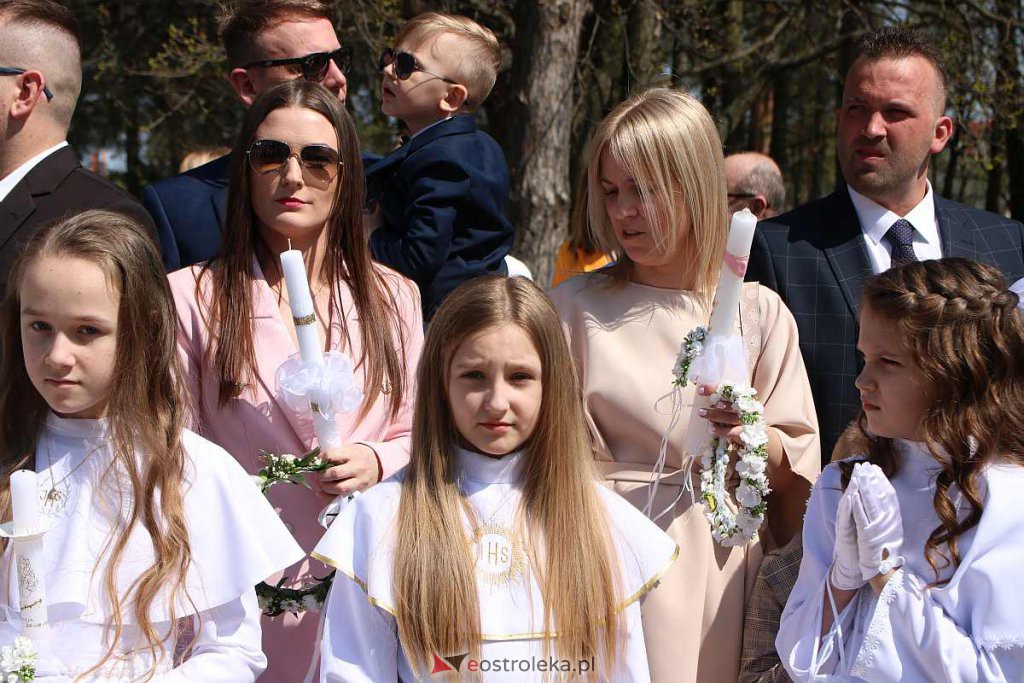 I Komunia Święta w parafii pw. Zbawiciela Świata [01.05.2022] - zdjęcie #47 - eOstroleka.pl