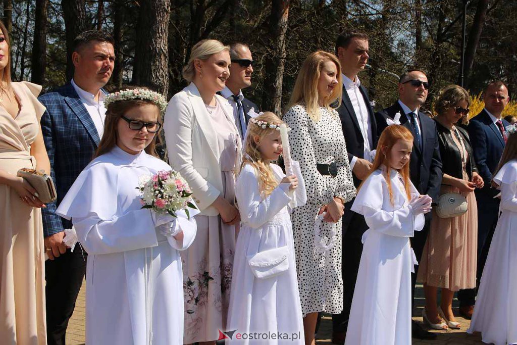 I Komunia Święta w parafii pw. Zbawiciela Świata [01.05.2022] - zdjęcie #36 - eOstroleka.pl