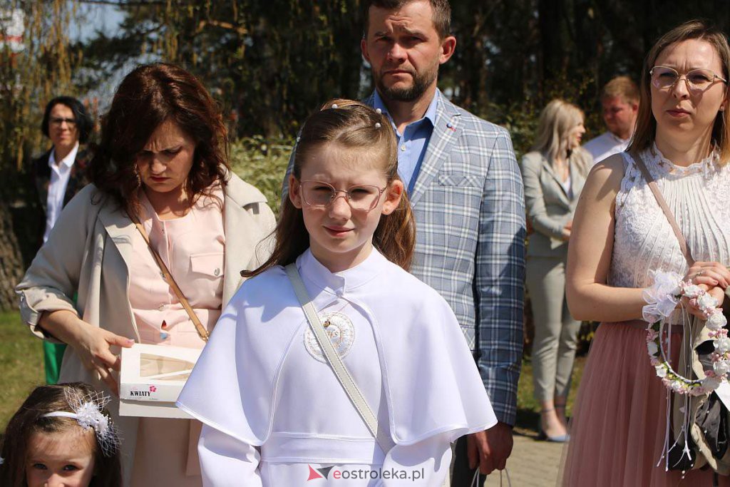 I Komunia Święta w parafii pw. Zbawiciela Świata [01.05.2022] - zdjęcie #35 - eOstroleka.pl