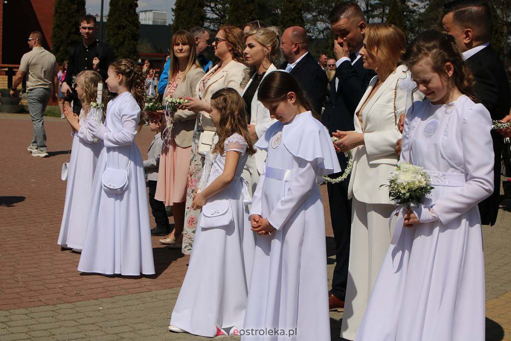 I Komunia Święta w parafii pw. Zbawiciela Świata [01.05.2022] - zdjęcie #32 - eOstroleka.pl