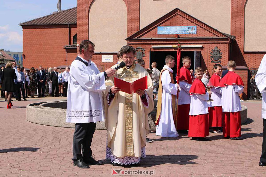 I Komunia Święta w parafii pw. Zbawiciela Świata [01.05.2022] - zdjęcie #79 - eOstroleka.pl