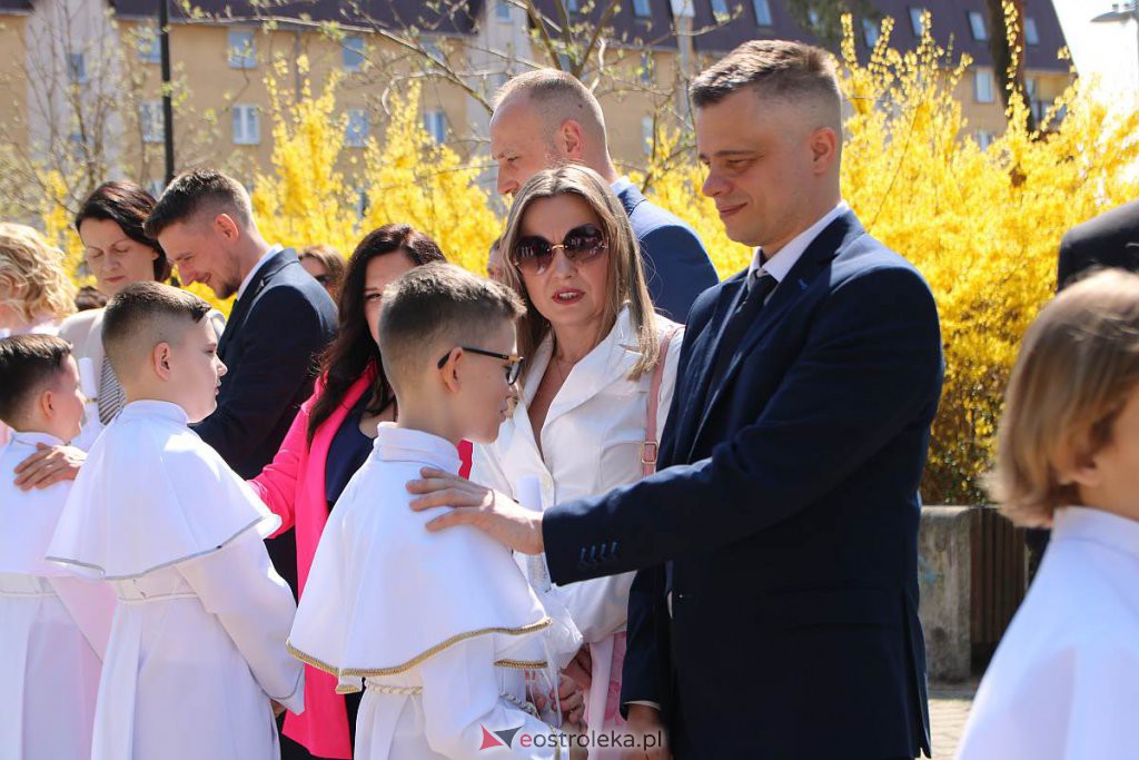 I Komunia Święta w parafii pw. Zbawiciela Świata [01.05.2022] - zdjęcie #28 - eOstroleka.pl