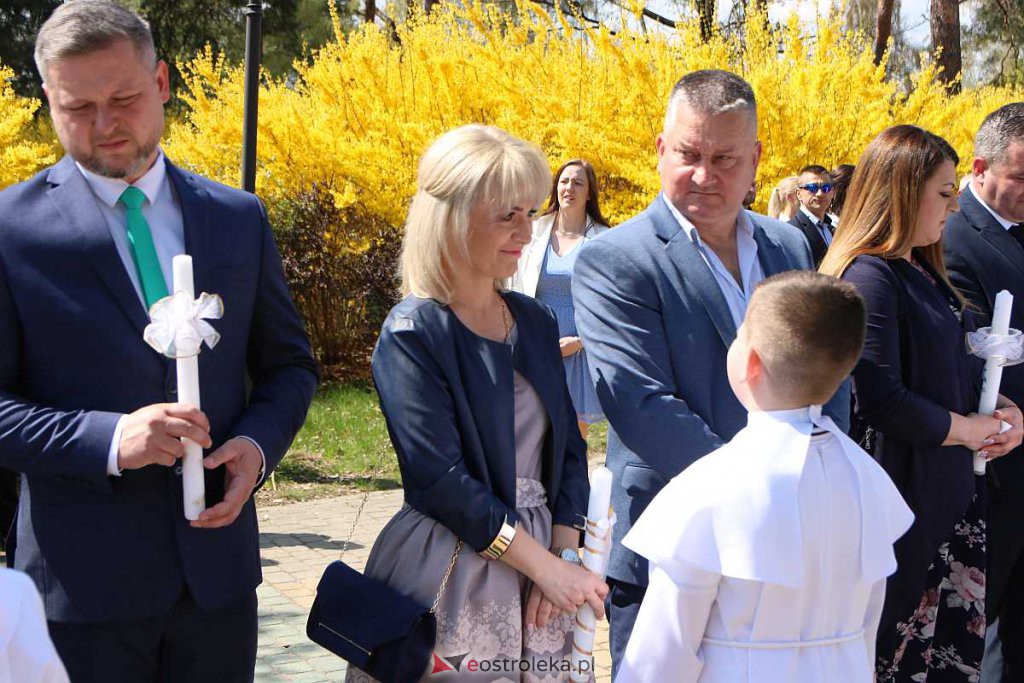 I Komunia Święta w parafii pw. Zbawiciela Świata [01.05.2022] - zdjęcie #26 - eOstroleka.pl
