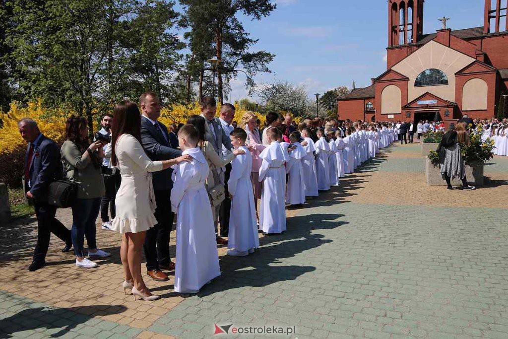 I Komunia Święta w parafii pw. Zbawiciela Świata [01.05.2022] - zdjęcie #92 - eOstroleka.pl