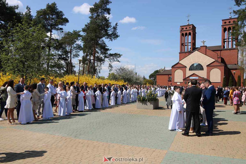I Komunia Święta w parafii pw. Zbawiciela Świata [01.05.2022] - zdjęcie #16 - eOstroleka.pl