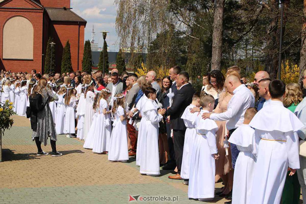 I Komunia Święta w parafii pw. Zbawiciela Świata [01.05.2022] - zdjęcie #96 - eOstroleka.pl