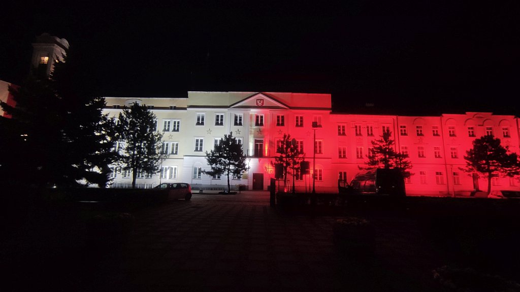Miejskie iluminacje z okazji Dnia Flagi [02.05.2022] - zdjęcie #1 - eOstroleka.pl