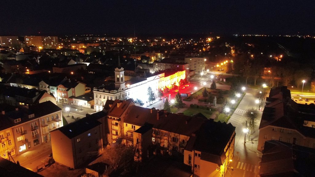 Miejskie iluminacje z okazji Dnia Flagi [02.05.2022] - zdjęcie #2 - eOstroleka.pl