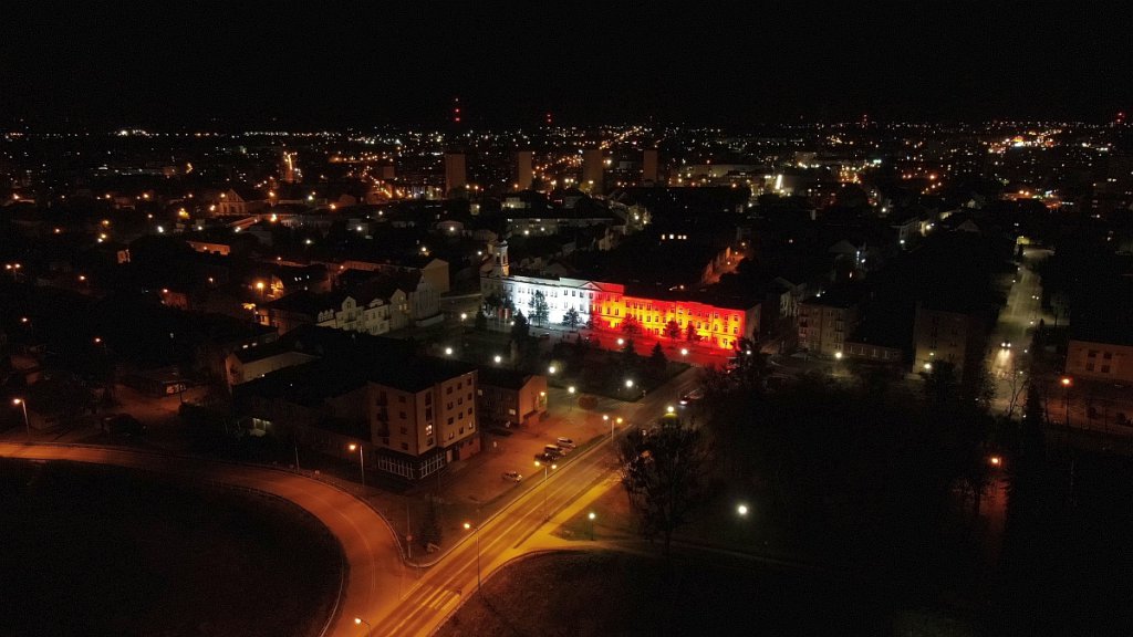 Miejskie iluminacje z okazji Dnia Flagi [02.05.2022] - zdjęcie #8 - eOstroleka.pl