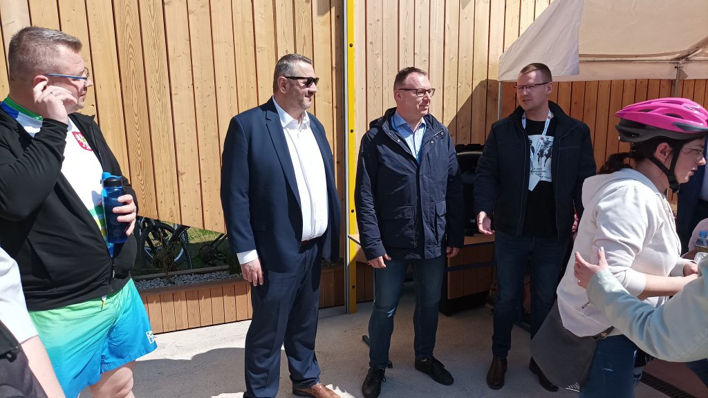 Rajd rowerowy z okazji Dnia Flagi RP [02.05.2022] - zdjęcie #15 - eOstroleka.pl